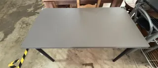 Mesa de cocina gris y negra