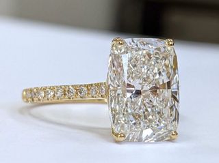 Anillo Oro Amarillo Diamante Corte Cojín Alargado