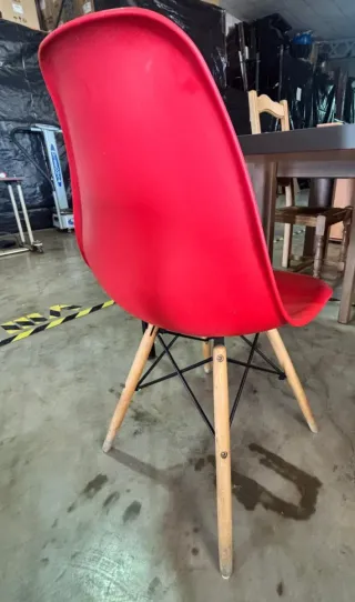 Silla roja de plástico y madera