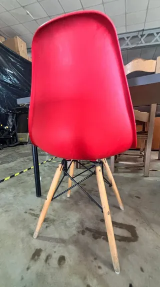 Silla roja de plástico y madera