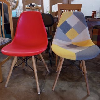 Silla roja de plástico y madera