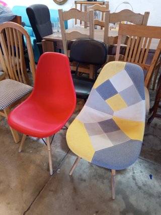 Silla roja de plástico y madera