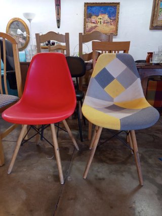 Silla roja de plástico y madera