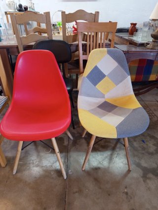 Silla roja de plástico y madera