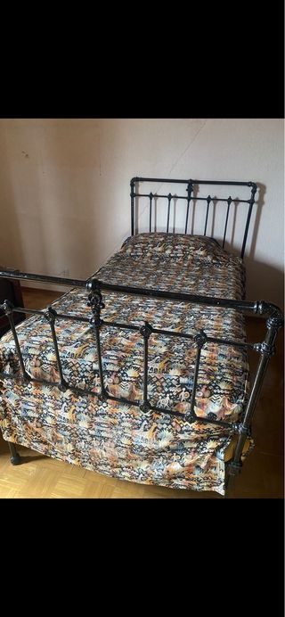 Cama antigua de hierro forjado