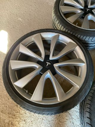 Llanta Tesla Model 3 Performance 20”