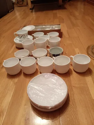 Juego 23 tazas y 5 vasos. 6 de ellas, Arcopal.