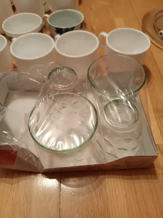 Juego 23 tazas y 5 vasos. 6 de ellas, Arcopal.