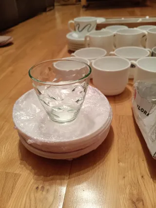 Juego 23 tazas y 5 vasos. 6 de ellas, Arcopal.