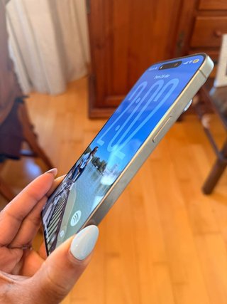 iPhone 15 Pro Max 256 GB Titanium con su caja.