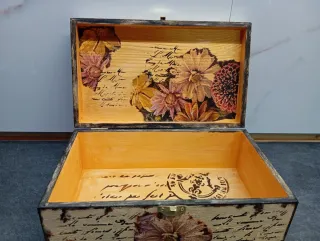 Caja de madera decorada a mano
