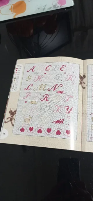 Revista de punto de cruz para bebé.