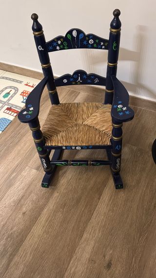 Mecedora infantil azul decorada