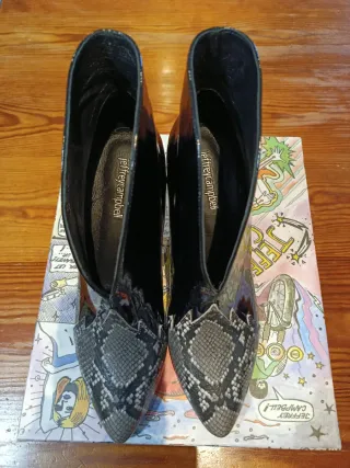 Botín Jeffrey Campbell de charol y serpiente