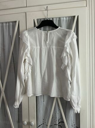 Blusa Brownie blanca con volantes