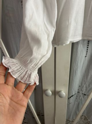 Blusa Brownie blanca con volantes