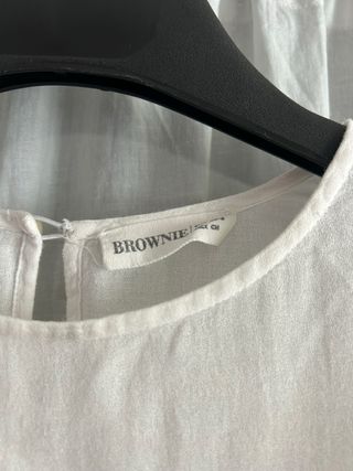 Blusa Brownie blanca con volantes