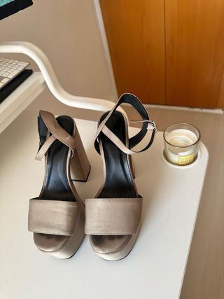 Zapatos de tacón dorados con plataforma