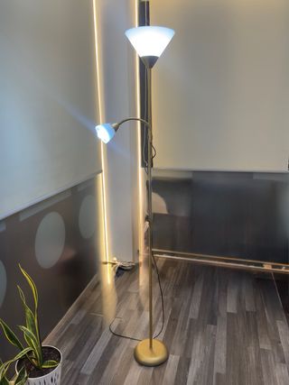 Lámpara de pie dorada con luz auxiliar