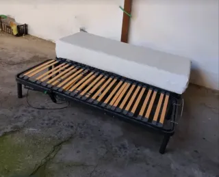 Cama articulada metálica y de madera