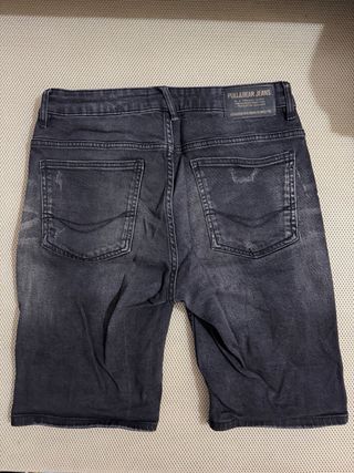 Bermuda Pull&Bear negra rasgada Talla M