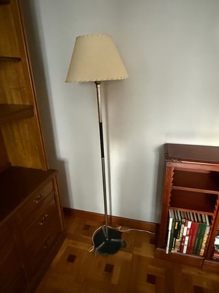 Lámpara de pie beige y negra