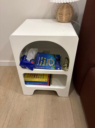 Mesita de noche blanca