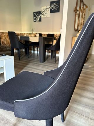 Mesa extensible Wengué + 6 sillas negras