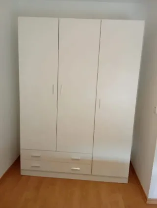 Armario blanco con cajones