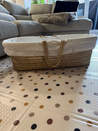 Moisés para bebé de mimbre con soporte