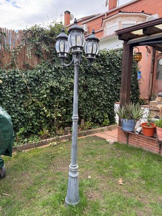 Farola de jardín de metal y cristal