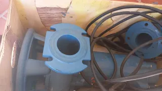 Bomba de agua industrial azul