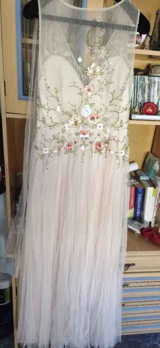 Vestido de boda beige y rosa.