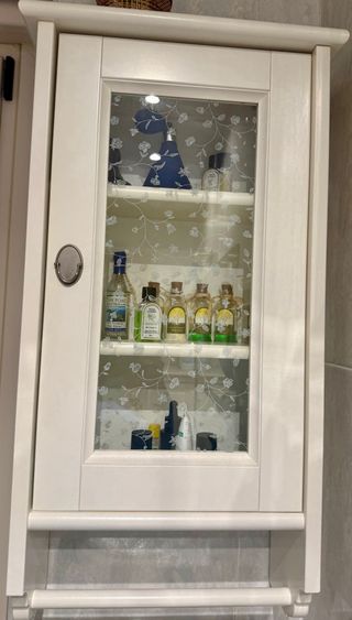 Armario baño pared Ikea cristal y madera