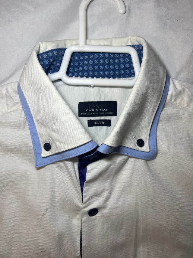 Camisa de vestir blanca con detalles azules