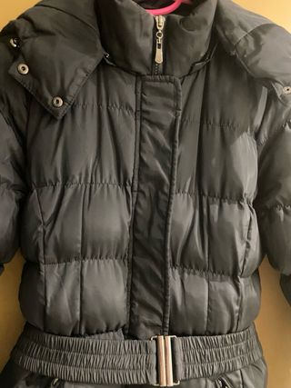 Abrigo negro acolchado con cinturón