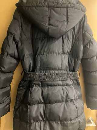 Abrigo negro acolchado con cinturón