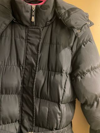 Abrigo negro acolchado con cinturón