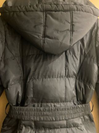 Abrigo negro acolchado con cinturón