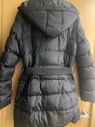 Abrigo negro acolchado con cinturón