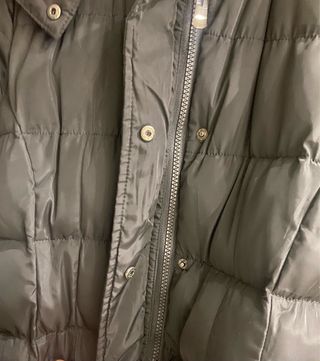 Abrigo negro acolchado con cinturón