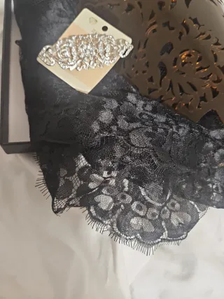 Mantilla madrina, peineta, broche y guantes