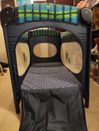 Cuna de viaje con diseño de oso y tren