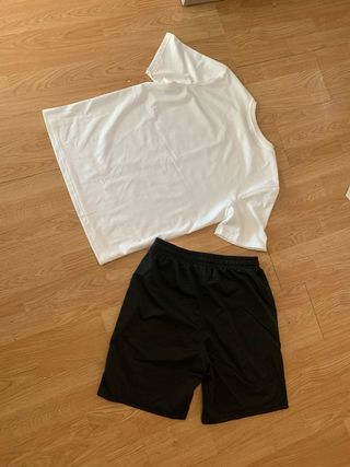 Conjunto Camiseta Blanca y Pantalón Corto Negro