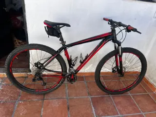 Bicicleta Specialized Roja y Negra