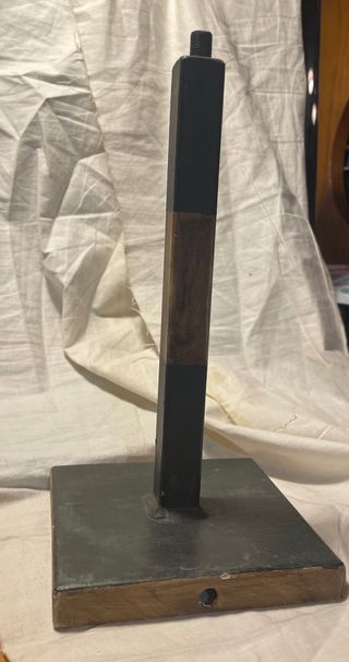 Pie de lámpara de hierro y madera