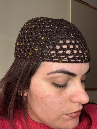 Cappello a rete marrone e oro con paillettes