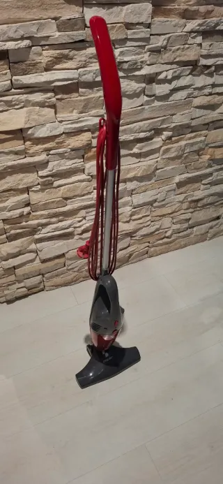 Aspiradora de mano roja y gris