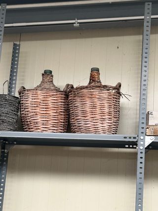 Damajuana con cesta de mimbre