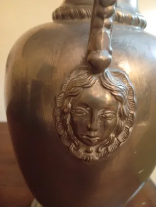 Jarra Antigua Neoclásica - Metal Labrado y Mascaró